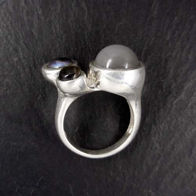 Grauer Mondstein Ring mit Falkenauge und grauer Perle