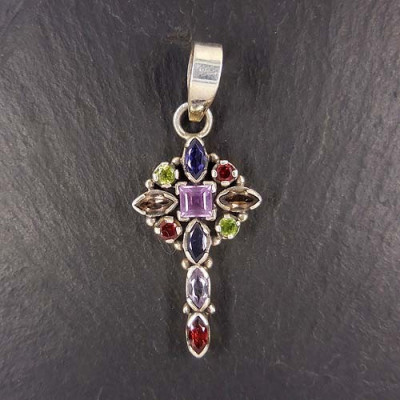 Silberkreuz mit Granat, Iolit, Amethyst, Peridot und Rauchquarz