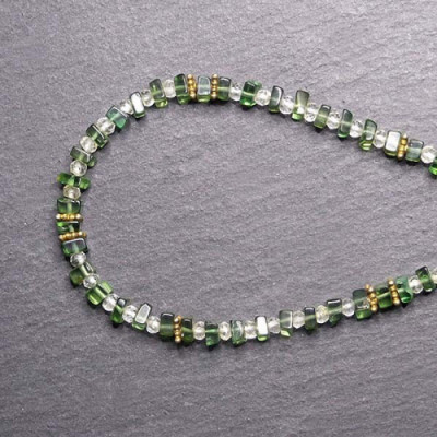 Grüne Apatitkette mit Bergkristall und Goldelementen