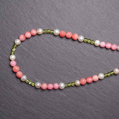Korallenkette mit Peridot und Süsswasserperlen