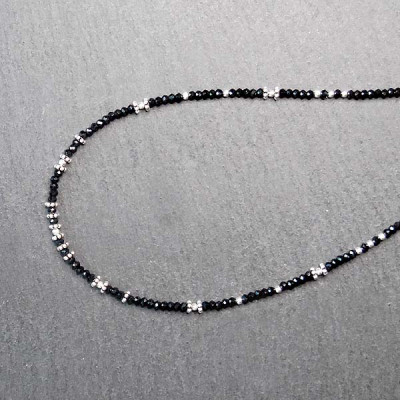 Schwarze Spinellkette mit Silber