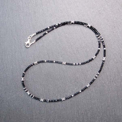 Schwarze Spinellkette mit Silber