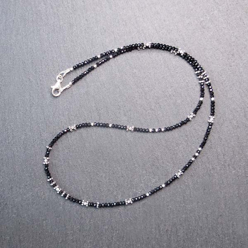 Schwarze Spinellkette mit Silber