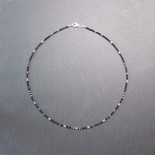 Schwarze Spinellkette mit Silber