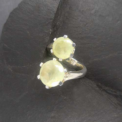 Prehnit Ring mit 2 Steinen