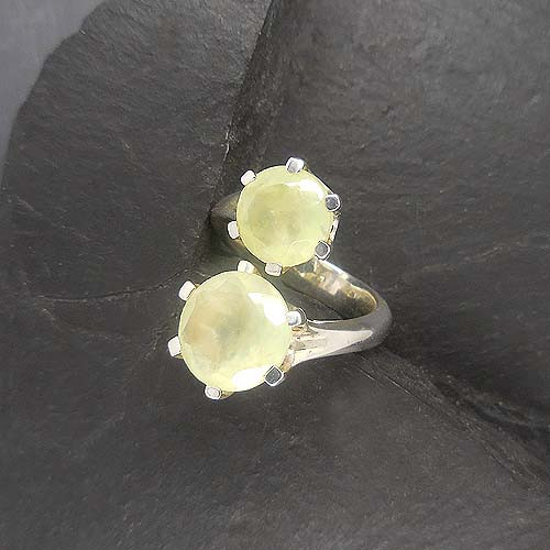 Prehnit Ring mit 2 Steinen