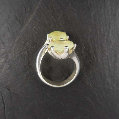 Prehnit Ring mit 2 Steinen