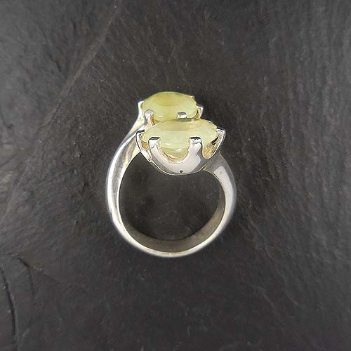 Prehnit Ring mit 2 Steinen