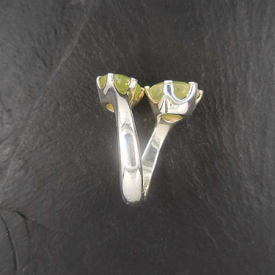 Prehnit Ring mit 2 Steinen