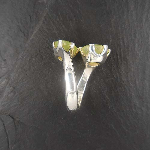 Prehnit Ring mit 2 Steinen