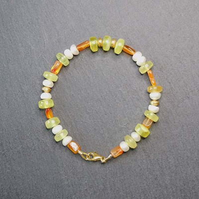 Prehnit Armband mit Karneol, Süßwasserperle und Gold