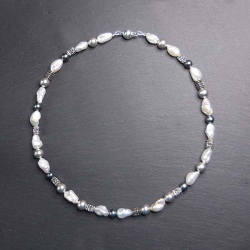 Perlenkette mit grauen und weißen Süßwasser- sowie Silberperlen