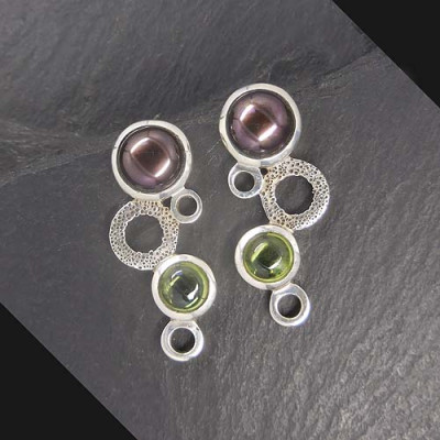 Peridot Ohrringe Stecker mit grauer Perle