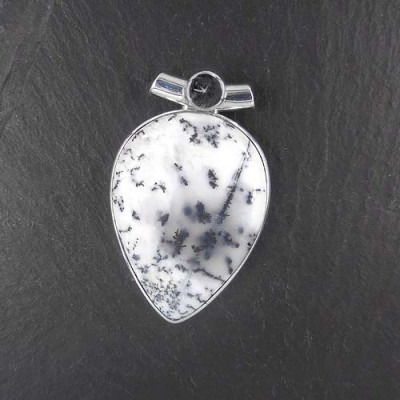 Dendritenopal Anhänger mit Sterndiopsid