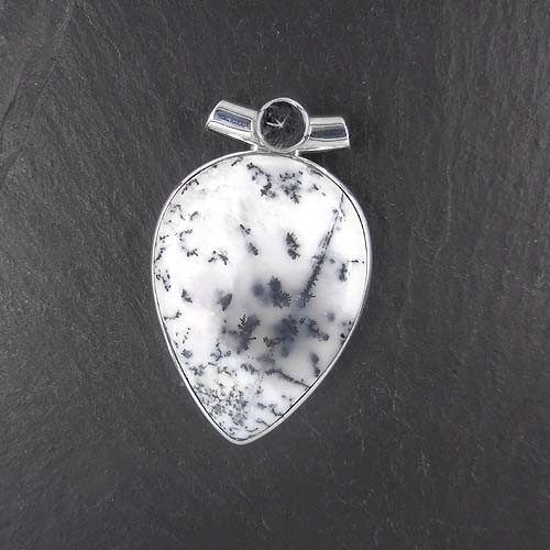 Dendritenopal Anhänger mit Sterndiopsid