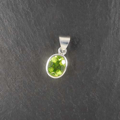 Peridot Anhänger Facettiert