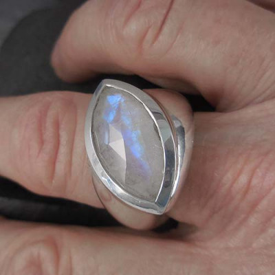 Mondstein Ring Navette