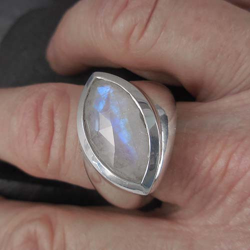 Mondstein Ring Navette