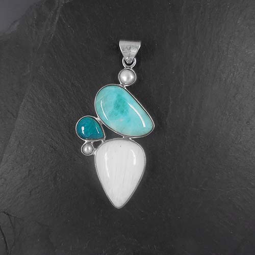 Anhänger mit Larimar, Skolezit, Perle und Chrysokoll
