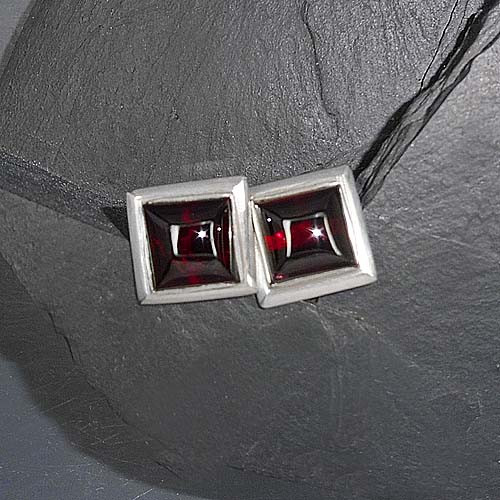 Granat Ohrstecker Quadrat
