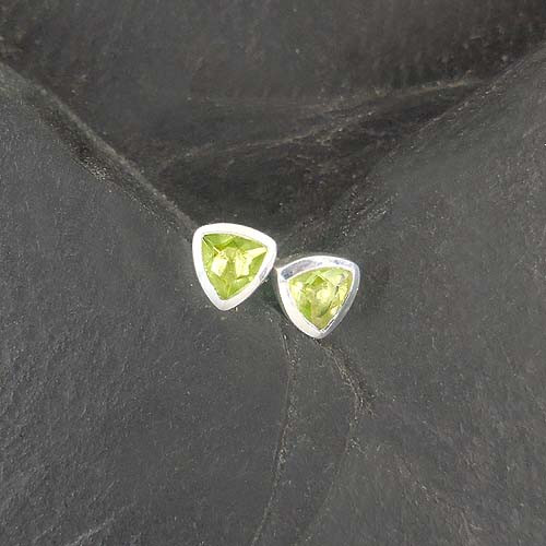 Peridot Ohrstecker Dreieck