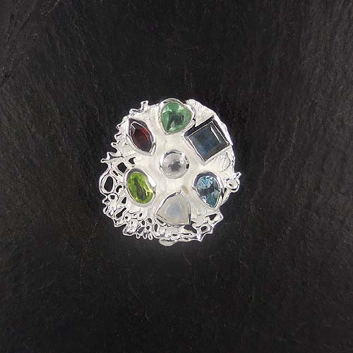 Silberanhänger mit verschiedenen Edelsteinen