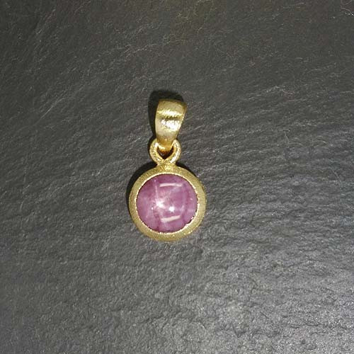 Sternrubin Anhänger Rund Vergoldet