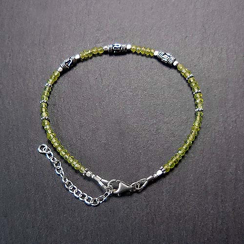 Peridot Armband mit Silberperlen