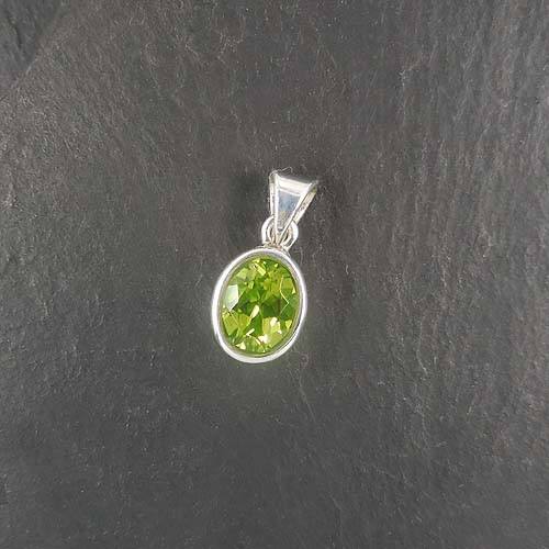 Peridot Anhänger Facettiert