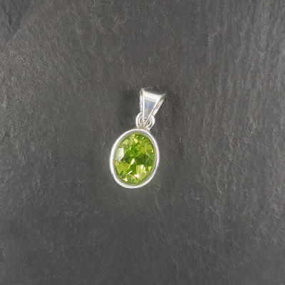 Peridot Anhänger Facettiert