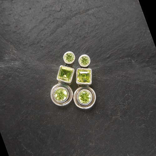 Peridot Ohrstecker mit 3 Steinen