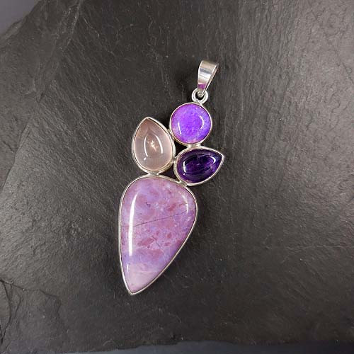 Sugilith Anhänger mit Rosenquarz und Amethyst