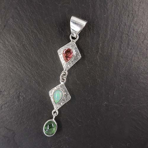 Turmalinanhänger mit Opal