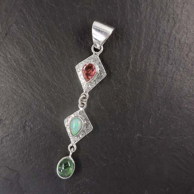 Turmalinanhänger mit Opal