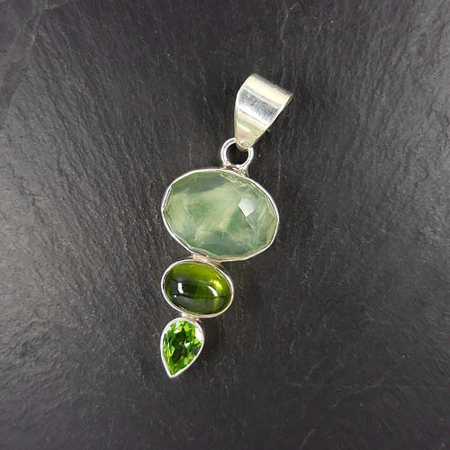 Prehnitanhänger mit Idokras und Peridot