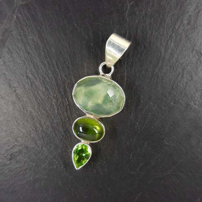 Prehnitanhänger mit Idokras und Peridot