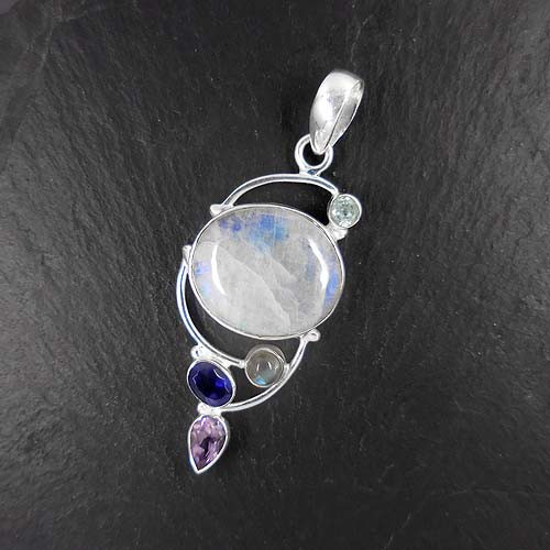 Mondsteinanhänger mit Iolit, Blautopas und Amethyst