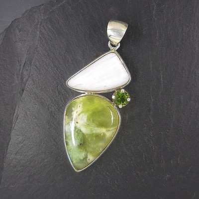 Prehnitanhänger mit Peridot und Skolezit
