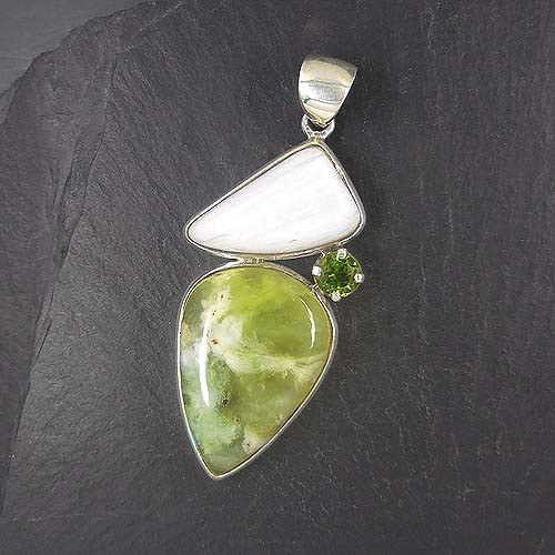 Prehnitanhänger mit Peridot und Skolezit