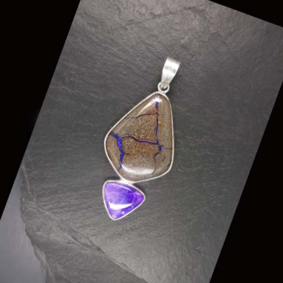 Boulderopal Anhänger mit Sugilith