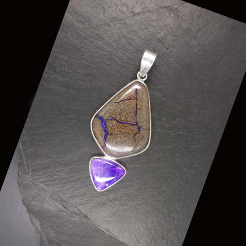 Boulderopal Anhänger mit Sugilith