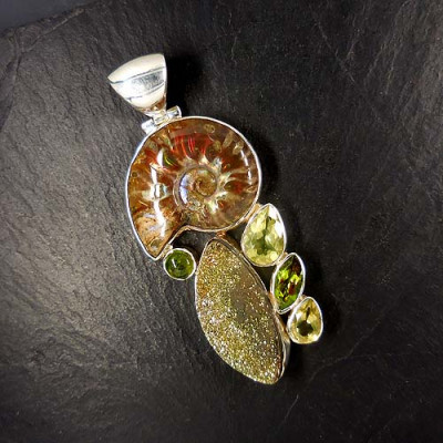 Ammonitanhänger mit Lemontopas, Peridot, Idokras und Spektropyrit