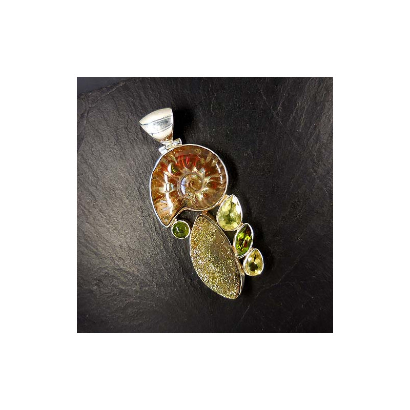 Ammonitanhänger mit Lemontopas, Peridot, Idokras und Spektropyrit