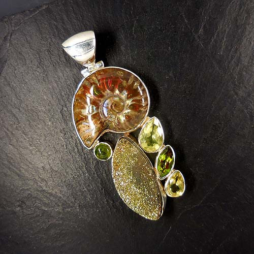 Ammonitanhänger mit Lemontopas, Peridot, Idokras und Spektropyrit