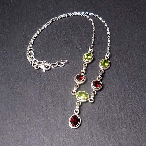 Silbercollier mit Granat und Peridot