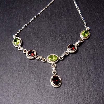 Silbercollier mit Granat und Peridot