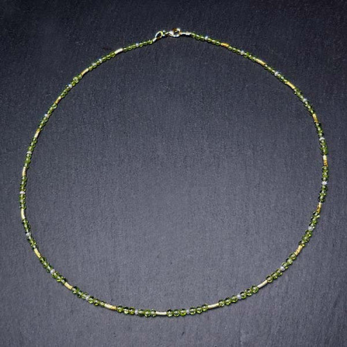 Peridot Kette mit Süsswasserperle und vergoldeten Zwischenperlen