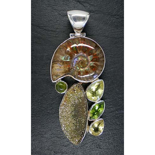 Ammonitanhänger mit Lemontopas, Peridot, Idokras und Spektropyrit