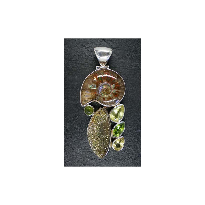 Ammonitanhänger mit Lemontopas, Peridot, Idokras und Spektropyrit