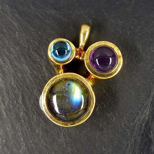 Labradoritanhänger mit Amethyst und Blautopas, vergoldet